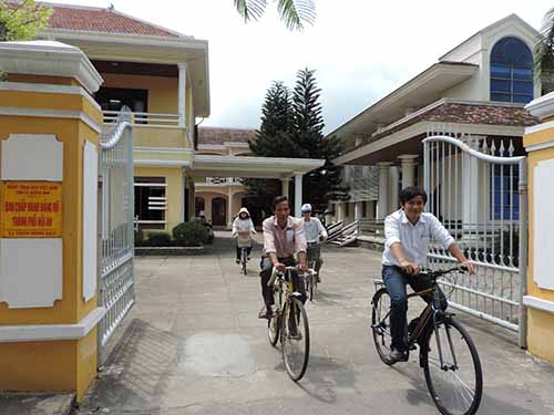 Một[-]số[-]cán[-]bộ[-]Văn[-]phòng[-]Thành[-]ủy[-]Hội[-]An[-][-]đi[-]làm[-]bằng[-]xe[-]đạpẢnh:[-]Lê[-]Viết[-]Hai